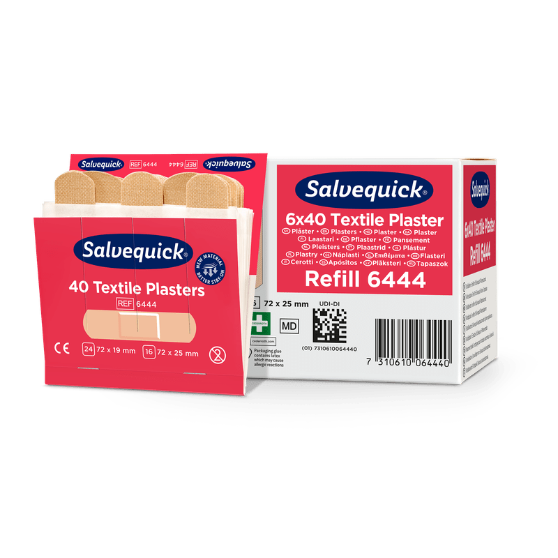 Ένα ανοιχτό κουτί με υφασμάτινα επιθέματα Orkla Wound Care AB, 40 τεμ./ανταλλακτικό, βρίσκεται δίπλα σε μια κλειστή συσκευασία (6 τεμάχια), στην οποία διακρίνονται αρκετά μπεζ επιθέματα για την περιποίηση πληγών.