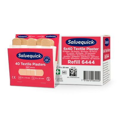 Ένα ανοιχτό κουτί με υφασμάτινα επιθέματα Orkla Wound Care AB, 40 τεμ./ανταλλακτικό, βρίσκεται δίπλα σε μια κλειστή συσκευασία (6 τεμάχια), στην οποία διακρίνονται αρκετά μπεζ επιθέματα για την περιποίηση πληγών.