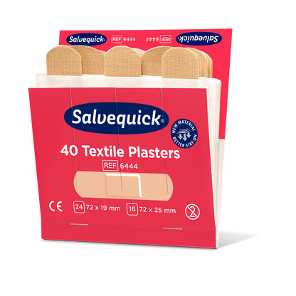 Μια ανοιγμένη συσκευασία Orkla Wound Care AB Textilgips, 40 τεμ./ανταλλακτικό (6 τεμάχια), περιέχει αυτοκόλλητους επιδέσμους σε μπεζ χρώμα. Η κόκκινη και λευκή συσκευασία περιλαμβάνει πληροφορίες για το προϊόν, το λογότυπο της Orkla και μια ένδειξη σχετικά με τη χρήση του για την περιποίηση πληγών.