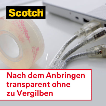 Eine Packung mit 8 Rollen Scotch® Crystal Klebeband (transparent, 19 mm x 33 m) von 3M Deutschland GmbH liegt neben drei Computerkabeln und einem silbernen Laptop. Deutsch: "Nach dem Anbringen transparent ohne zu Vergilben.