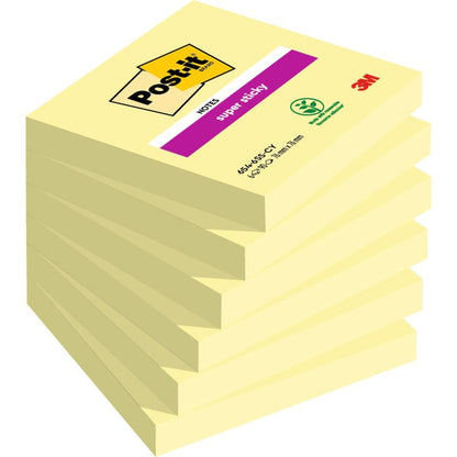Επτά μπλοκ Post-it® Super Sticky Notes (76 mm x 76 mm, 90 φύλλα το καθένα, 100% PEFC) της 3M Deutschland GmbH απεικονίζονται στοιβαγμένα, με ορατές ετικέτες και ένα ανακυκλώσιμο λογότυπο στο πάνω μπλοκ.