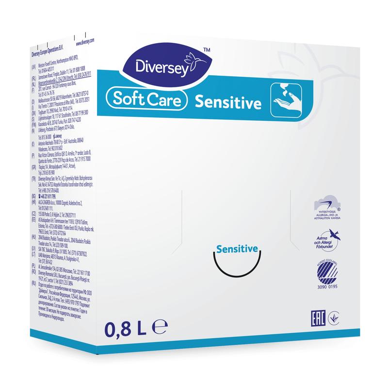 Ένα κουτί 0,8 λίτρων Soft Care Sensitive υγρό σαπούνι χεριών της Diversey Deutschland GmbH & Co. OHG σε μπλε-λευκή συσκευασία, ιδανικό για ευαίσθητο δέρμα. Πολύγλωσσες πληροφορίες προϊόντος και λογότυπα πιστοποίησης απεικονίζονται στην μπροστινή πλευρά.