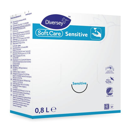 Ένα κουτί 0,8 λίτρων Soft Care Sensitive υγρό σαπούνι χεριών της Diversey Deutschland GmbH & Co. OHG σε μπλε-λευκή συσκευασία, ιδανικό για ευαίσθητο δέρμα. Πολύγλωσσες πληροφορίες προϊόντος και λογότυπα πιστοποίησης απεικονίζονται στην μπροστινή πλευρά.