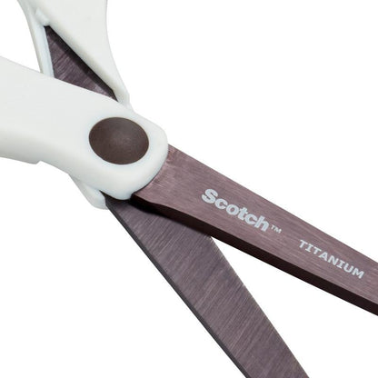 Κοντινή λήψη ενός ζευγαριού ψαλιδιών Scotch™ Titan (20 cm) της 3M Deutschland GmbH με λευκές λαβές και λεπίδες τιτανίου. Στη μία λεπίδα είναι τυπωμένα "Scotch" και "Titanium" σε λευκό.