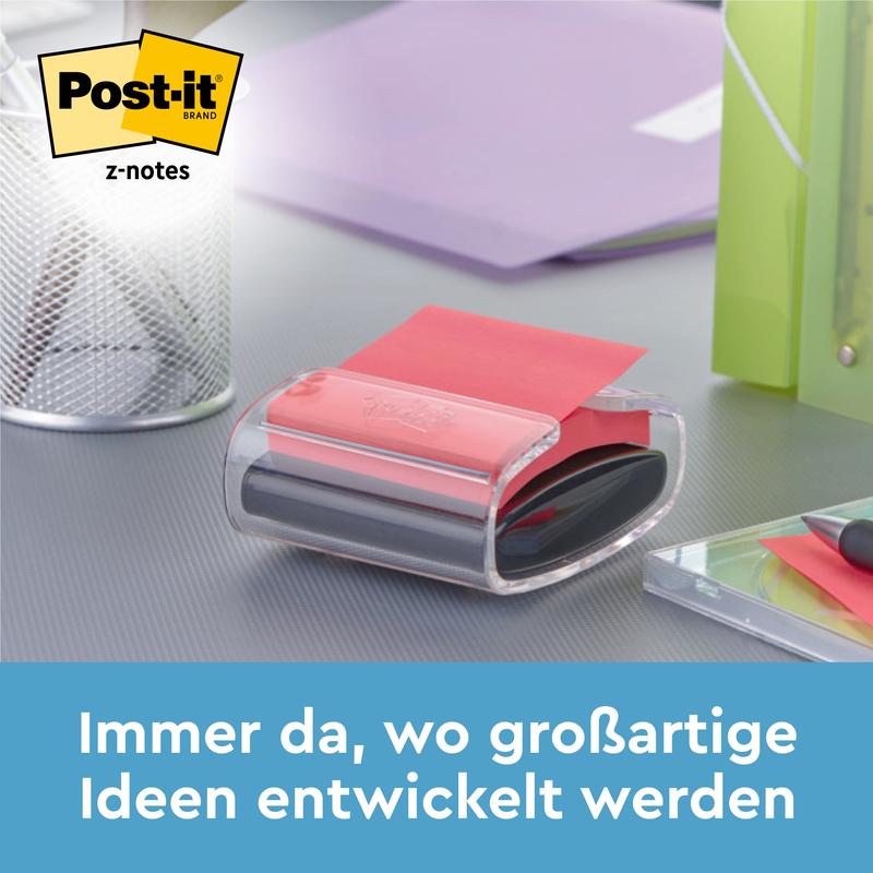 Ένας μαύρος διανομέας Post-it® Z-Notes PRO με κίτρινες Super Sticky Z-Notes (76x76 mm, 90 φύλλα) της 3M Deutschland GmbH βρίσκεται σε ένα γραφείο δίπλα σε μια θήκη στυλό, έναν πράσινο φάκελο και ένα σημειωματάριο. Κείμενο: "Πάντα εκεί όπου αναπτύσσονται υπέροχες ιδέες."