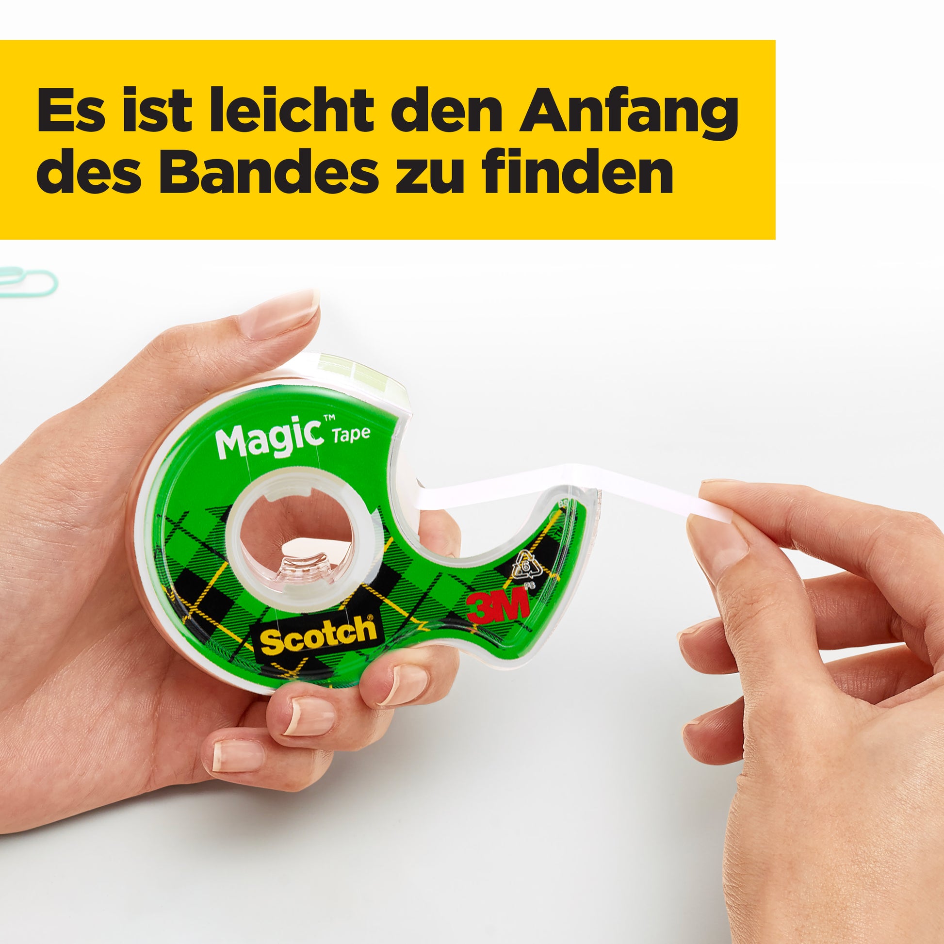 Eine Hand schält Scotch® Magic™ Unsichtbares Klebeband (19 mm x 15 m, 2 Rollen+1 GRATIS) ab und zeigt das leicht zu findende Ende. Der deutsche Text lautet: "Es ist leicht den Anfang des Bandes zu finden." | 3M Deutschland GmbH.