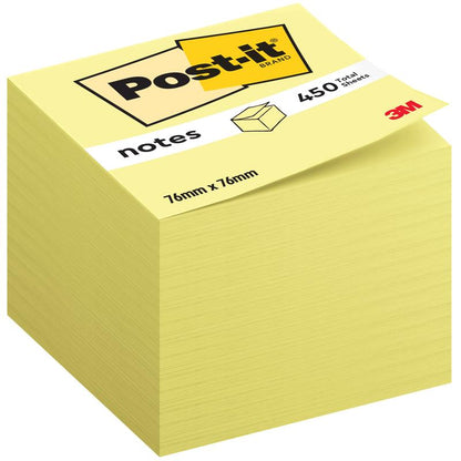 Ένας σωρός κίτρινων κύβων Post-it® Notes, 76 x 76 mm, 450 φύλλα ανά μπλοκ, με το λογότυπο της 3M κάτω δεξιά στην ετικέτα. Περιέχει ένα μπλοκ ανά συσκευασία και αποτελείται από χαρτί πιστοποιημένο κατά 100% από PEFC.