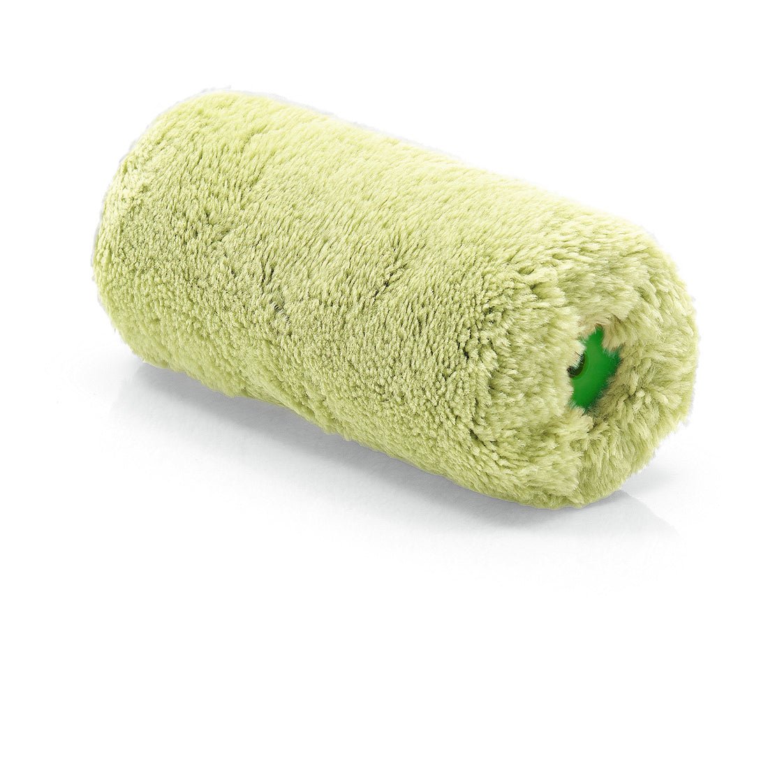 Κοντινό πλάνο μιας νέας, αχρησιμοποίητης ρολό βαφής πρόσοψης από προβιά (Ø 44 mm / ύψος πέλους 18 mm) από την Nölle Profi Brush Bürsten- & Pinseltechnik e.K. με αφράτο ανοιχτό πράσινο κάλυμμα και πράσινο πλαστικό πυρήνα σε λευκό φόντο.