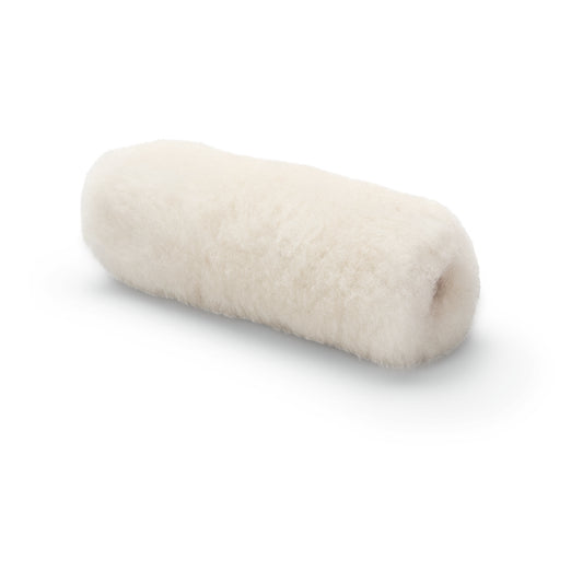 Die Nölle Profi Brush Malerwalze Lammfell Florhöhe 20 mm von Nölle Profi Brush Bürsten- & Pinseltechnik e.K., eine weiße zylindrische Walze aus flauschigem Material, liegt auf der Seite vor einem schlichten weißen Hintergrund - ideal für den professionellen Anstrich.