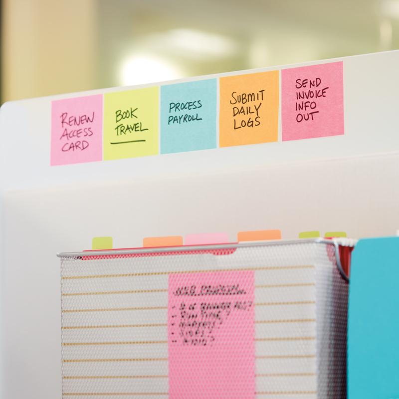 Πολύχρωμοι κύβοι σημειώσεων Post-it® (76 x 76 mm, 450 φύλλα, 100% PEFC) της 3M Deutschland GmbH - γραμμένοι με εργασίες όπως "ΑΝΑΝΕΩΣΗ ΚΑΡΤΑΣ ΠΡΟΣΒΑΣΗΣ" και "ΑΠΟΣΤΟΛΗ ΠΛΗΡΟΦΟΡΙΩΝ ΤΙΜΟΛΟΓΙΟΥ" - τοποθετούνται πάνω από τους φακέλους σε ένα λευκό διαχωριστικό φύλλο.
