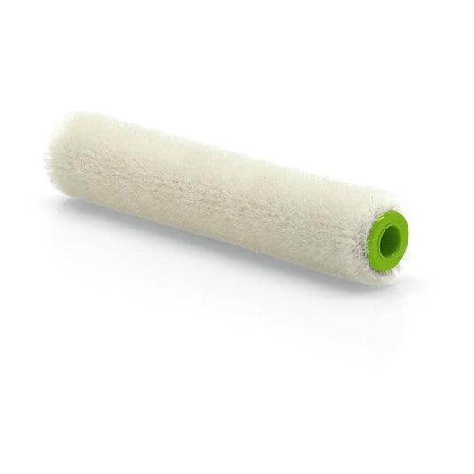 Η Nölle Profi Brush Mohair Lackierwalze 10 cm (4 mm ύψος πέλους) από την Nölle Profi Brush Bürsten- & Pinseltechnik e.K., ιδανική για λείες επιφάνειες, έχει ένα λευκό κυλινδρικό περίβλημα με πράσινο πλαστικό πυρήνα σε λευκό φόντο.