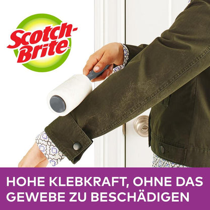Ένα άτομο χρησιμοποιεί τον Scotch-Brite™ Everyday Clean Mini-Fusselroller, 30 φύλλα, χρωματιστή λαβή της 3M Deutschland GmbH στο μανίκι ενός σκούρου πράσινου μπουφάν. Κείμενο: "ΥΨΗΛΗ ΚΟΛΛΗΤΙΚΗ ΙΚΑΝΟΤΗΤΑ, ΧΩΡΙΣ ΝΑ ΚΑΤΑΣΤΡΕΦΕΙ ΤΟ ΥΦΑΣΜΑ.