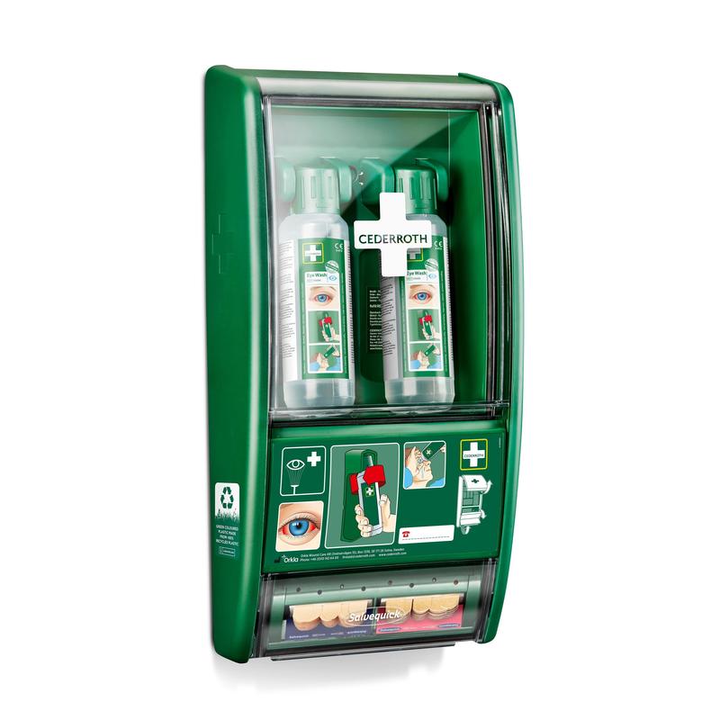 Ο σταθμός πλύσης ματιών Cederroth της Orkla Wound Care AB αποτελείται από δύο φιάλες των 500 ml (725200) και έναν διανομέα επιδέσμων Salvequick (490700), που είναι όλα στερεωμένα πίσω από ένα διαφανές κάλυμμα στον τοίχο, στο οποίο είναι ορατές οι οδηγίες χρήσης και το εμπορικό σήμα.