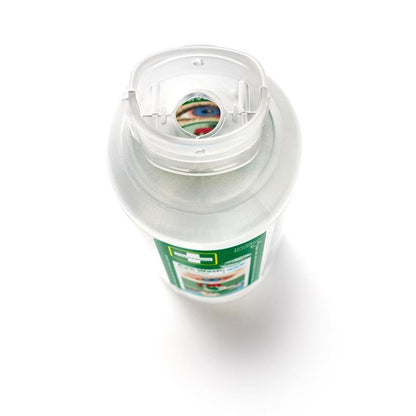 Nahaufnahme einer Flasche Cederroth Augenspülung 2 x 500 ml (2er-Pack) von Orkla Wound Care AB von oben, mit durchsichtigem Flip-Top-Verschluss und grün-weißem Etikett, das die Verwendung bei Augenunfällen angibt. Μέρος της ετικέτας είναι ορατό από το άνοιγμα του καπακιού.
