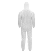 Eine Rückansicht des NITRAS PP Schutzoveralls der AS Arbeitsschutz GmbH. Es handelt sich um einen weißen Ganzkörperanzug mit Kapuze, der den gesamten Körper einschließlich Beinen und Armen bedeckt. Diese Schutzkleidung aus leichtem, atmungsaktivem Polypropylen wirkt wie eine Wegwerfkleidung, ist aber dennoch äußerst effektiv.