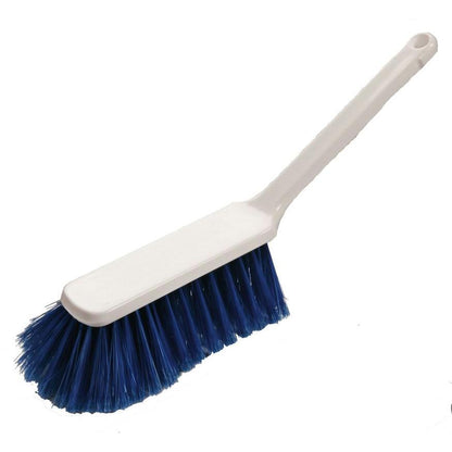 Η χειροκίνητη σκούπα 315x40x55 mm, μαλακή από την Diversey Deutschland GmbH & Co. OHG διαθέτει μπλε, μαλακές, λοξά αριστερά τρίχες και πλαστική λαβή, ιδανική για τον καθαρισμό ευαίσθητων επιφανειών, απεικονίζεται σε λευκό φόντο.