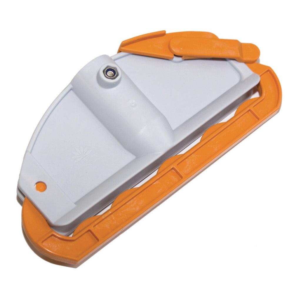 Η βάση TASKI Duo Mop από την Diversey Deutschland GmbH & Co. OHG είναι ένα λευκό-πορτοκαλί πλαστικό κλιπ για σφουγγαρίστρες με κρόσσια, συμβατό με πλαστικά και Vario κοντάρια TASKI - ιδανικό για επαγγελματίες καθαριστές. Η συσκευασία περιέχει 1 τεμάχιο.