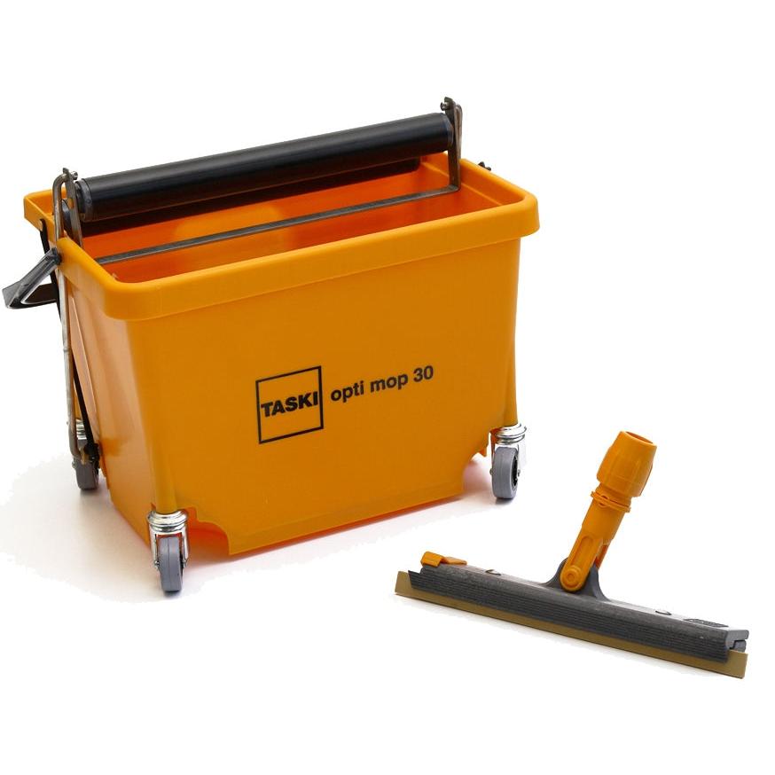 Ένας TASKI Opti Mop 30 από την Diversey (30 cm, κουβάς 8 l, συμπεριλαμβανομένου πρέσας και σώματος σφουγγαρίστρας), ιδανικός για υγρό καθαρισμό μικρών/καλυμμένων επιφανειών, βρίσκεται δίπλα σε ένα πορτοκαλί-γκρι ξύστρα δαπέδου.