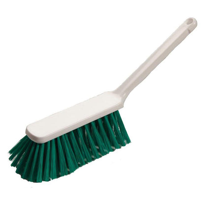 Μια χειροκίνητη σκούπα με λευκή λαβή (315 x 40 x 55 mm) από την Diversey Deutschland GmbH & Co. OHG με πυκνές, μαλακές, πράσινες τρίχες, που είναι λοξά προς μία πλευρά - ιδανική για τον ήπιο καθαρισμό ευαίσθητων επιφανειών. Απεικονίζεται σε απλό λευκό φόντο.