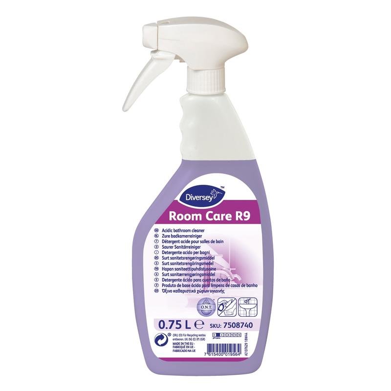 Ένα λευκό μπουκάλι ψεκασμού 0,75 l Diversey Room Care R9 Όξινο Καθαριστικό Υγιεινής από την Diversey Deutschland GmbH & Co. OHG, με μοβ καθαριστικό διάλυμα και πολυγλωσσικές οδηγίες· διαθέσιμο σε κουτιά με 6 μπουκάλια.