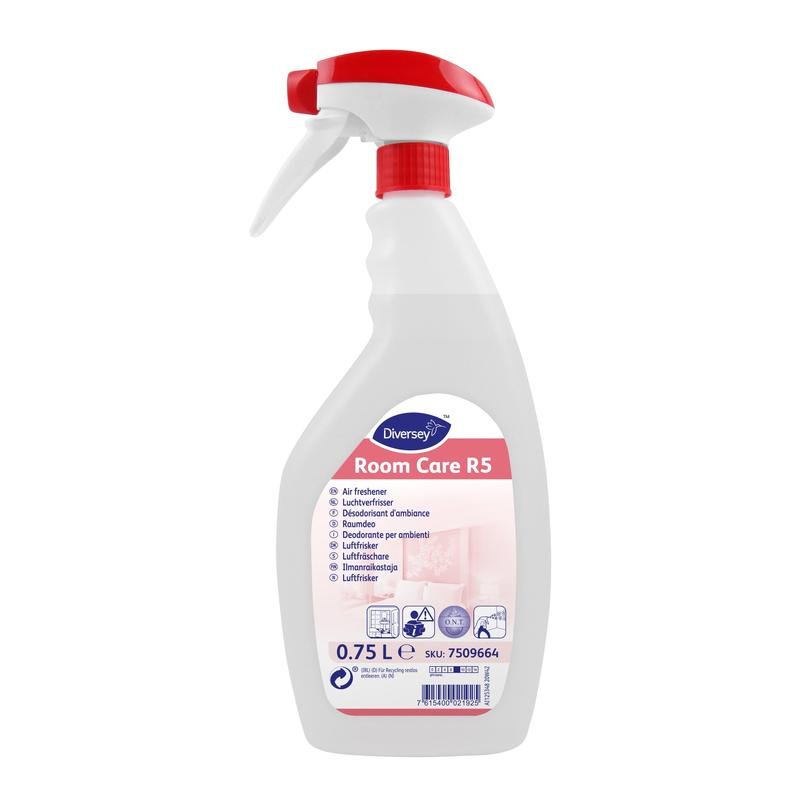 Ένα λευκό πλαστικό μπουκάλι ψεκασμού 750 ml με την επιγραφή "Room Care R5, Raumdeo" από την Diversey Deutschland GmbH & Co. OHG προσφέρει εξουδετέρωση οσμών, με πολυγλωσσική ετικέτα και SKU στο κάτω μέρος.