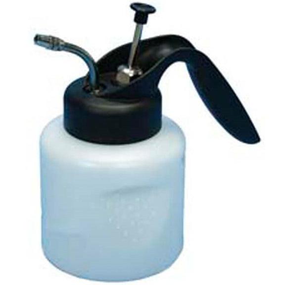 Ο ψεκαστήρας χειρός fix 0,5 l από την Diversey Deutschland GmbH & Co. OHG είναι ένας ανθεκτικός και ανθεκτικός ψεκαστήρας χειρός με μαύρη λαβή, μοχλό αντλίας και μεταλλικό στόμιο. Το λευκό δοχείο είναι ανθεκτικό σε διαλύτες για πολλαπλές χρήσεις.
