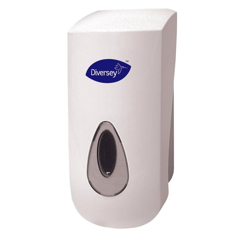 Ένας λευκός, τοποθετημένος στον τοίχο διανομέας επαναπλήρωσης Soft Care Bulk (800 ml) από την Diversey Deutschland GmbH & Co. OHG διαθέτει ένα διαφανές παράθυρο, ένα μπλε λογότυπο "Diversey", χειροκίνητη λειτουργία και είναι κλειδωμένος. Συμβατός με διανομείς επαναπλήρωσης 800 ml Soft Care.