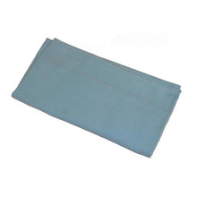 Ein ordentlich gefaltetes TASKI MicroCare Mikrofasertuch 40x40 cm von Diversey Deutschland GmbH & Co. OHG wird vor einem schlichten weißen Hintergrund präsentiert.