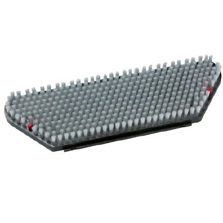 Μια κοντινή λήψη της Diversey Scheuerbürste Nylon (45x15 cm) για swingo XP M-ορθογώνιο, γκρι με πυκνά συσκευασμένες τρίχες και κόκκινες άκρες, Standardscheuerbürste Nylon (1 τεμάχιο), ιδανικό για τον αποτελεσματικό καθαρισμό, μπροστά από ένα λευκό φόντο.