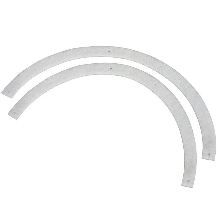 Δύο πανομοιότυπες, καμπύλες μεταλλικές λωρίδες με προτρυπημένες τρύπες και στα δύο άκρα και στη μέση, ιδανικές για τη στερέωση του προαιρετικού φίλτρου εξαερισμού σας | Συσκευασία (1 τεμάχιο) από την Diversey Deutschland GmbH & Co. OHG, απεικονισμένο σε λευκό φόντο.