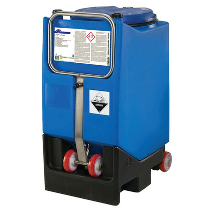 Ένας μεγάλος μπλε δοχείο με ρόδες με μεταλλική λαβή και προειδοποιητικές πινακίδες, σχεδιασμένος για ασφαλή μεταφορά και αποθήκευση του Suma Nova Pur-Eco L6 καθαριστικού πιάτων, υγρό από την Diversey Deutschland GmbH & Co. OHG για επαγγελματικά πλυντήρια πιάτων.