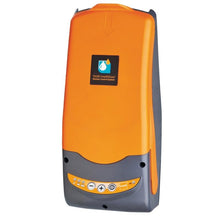 Το TASKI IntelliDose swingo 755/855/1255 από την Diversey Deutschland GmbH & Co. OHG είναι ένα σύστημα δοσομέτρησης για μηχανές καθαρισμού με κίνηση τροχών, τοποθετημένο στον τοίχο σε πορτοκαλί και γκρι με πολλαπλά κουμπιά και ενδεικτικές λυχνίες στην μπροστινή πλακέτα.