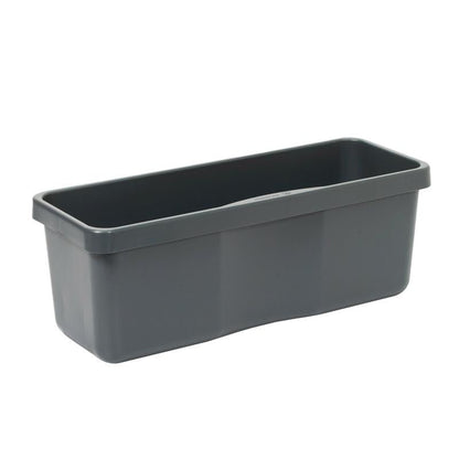 Το TASKI Mopp-Box χωρίς καπάκι από την Diversey Deutschland GmbH & Co. OHG είναι ένας ορθογώνιος, γκρι αποθηκευτικός χώρος με στρογγυλεμένες γωνίες και λεία επιφάνεια, τέλειος για επαγγελματικό καθαρισμό ή αποτελεσματικές λύσεις καθαρισμού. Εμφανίζεται σε λευκό φόντο.