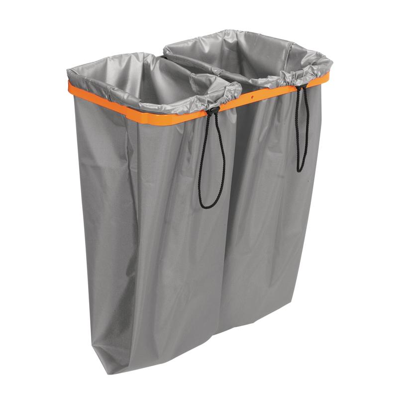 Der TASKI Waschsack klein (26 l) von Diversey Deutschland GmbH & Co. OHG ist ein grauer Stoffbehälter mit zwei Fächern, orangefarbenem Rand und schwarzen Kordelzügen, ideal zum Sortieren von Gegenständen oder als Putzzeugbeutel. Benötigt Tuchboxhalter 7517270 oder 7517371.