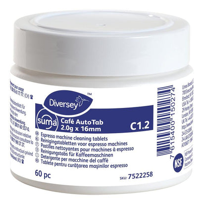 Ένα λευκό πλαστικό δοχείο από την Diversey Deutschland GmbH & Co. OHG με την επιγραφή "Suma Café AutoTab καθαριστικά δισκία για μηχανές εσπρέσο 60 τεμ." περιέχει 60 δισκία για την αφαίρεση καφέ λίπους/ελαίων και την παράταση της διάρκειας ζωής της μηχανής, με πληροφορίες σε πολλές γλώσσες σε μια μπλε-λευκή ετικέτα.