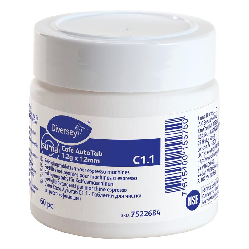 Ένα λευκό πλαστικό δοχείο της Diversey Deutschland GmbH & Co. OHG, με την επιγραφή "Suma Café AutoTab καθαριστικά δισκία για μηχανές εσπρέσο 60 τεμ.", αφαιρεί καφέ λίπη και έλαια και παρατείνει τη διάρκεια ζωής της μηχανής. Περιλαμβάνει ετικέτα σε πολλές γλώσσες.