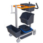 Το TASKI Nano Trolley για Procarpet από την Diversey Deutschland GmbH & Co. OHG διαθέτει 4 γκρι δοχεία σε διάφορα μεγέθη, ένα δοχείο με μπλε λαβή, ένα πορτοκαλί επάνω πλαίσιο και τροχούς - ιδανικό για τον καθαρισμό χαλιών και τη χειροκίνητη χρήση.