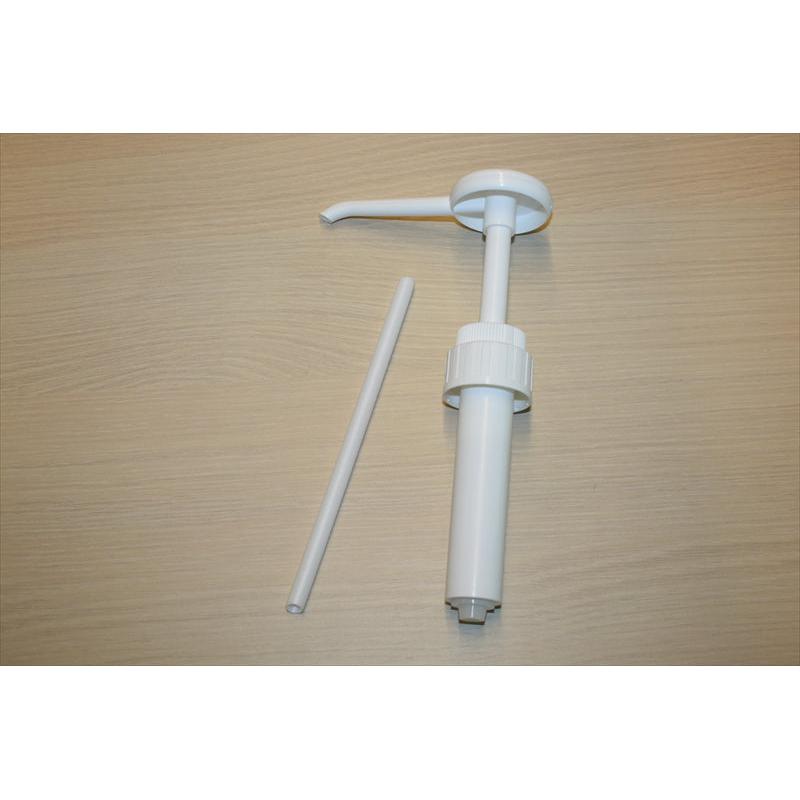 Eine weiße Handpumpe für 5l Kanister (20ml Hub, 38mm Gewinde) von Diversey Deutschland GmbH & Co. OHG mit geradem Steigrohr liegt auf hellem Holz - ideal zum Umfüllen in kleinere Gebinde. Packung: 3 Stück.