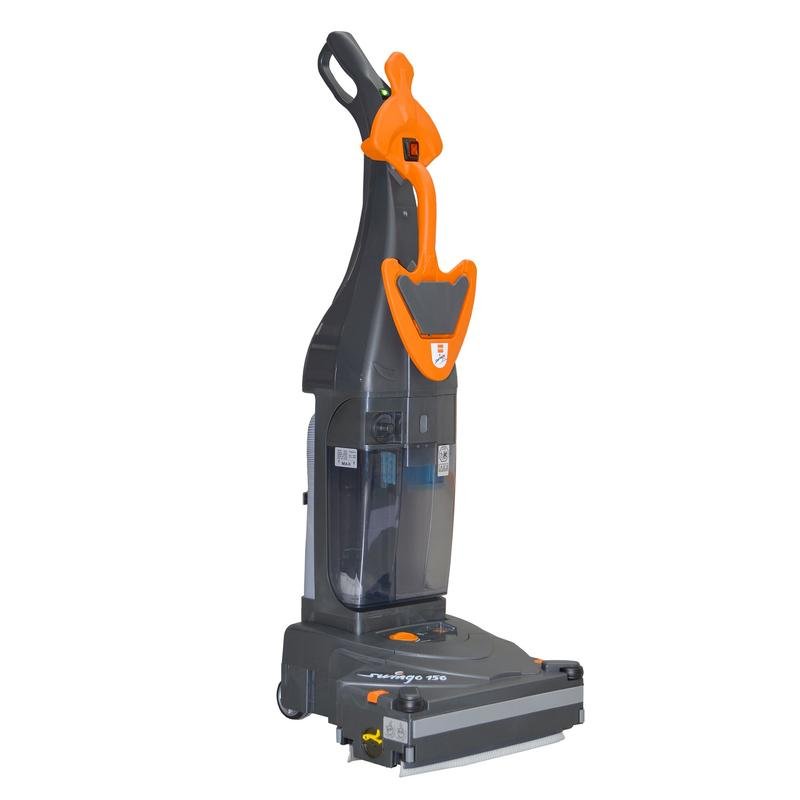 Ένα TASKI swingo 150 B Li-Ion μαύρο-πορτοκαλί από την Diversey, ένα εξαιρετικά συμπαγές, με μπαταρία, μηχάνημα καθαρισμού με τεχνολογία ιόντων λιθίου και βούρτσα κυλίνδρου, απεικονίζεται σε λευκό φόντο.