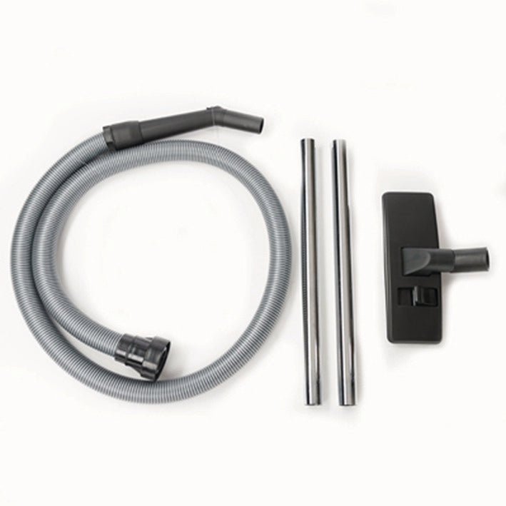 Το σετ αξεσουάρ TASKI go Standard (32 mm) από την Diversey Deutschland GmbH & Co. OHG αποτελείται από έναν ευέλικτο σωλήνα, δύο επεκτάσιμες ράβδους από μέταλλο και ένα ορθογώνιο ακροφύσιο δαπέδου, όλα σε λευκό φόντο. Κατάλληλο για TASKI go; η συσκευασία περιέχει 1 τεμάχιο.
