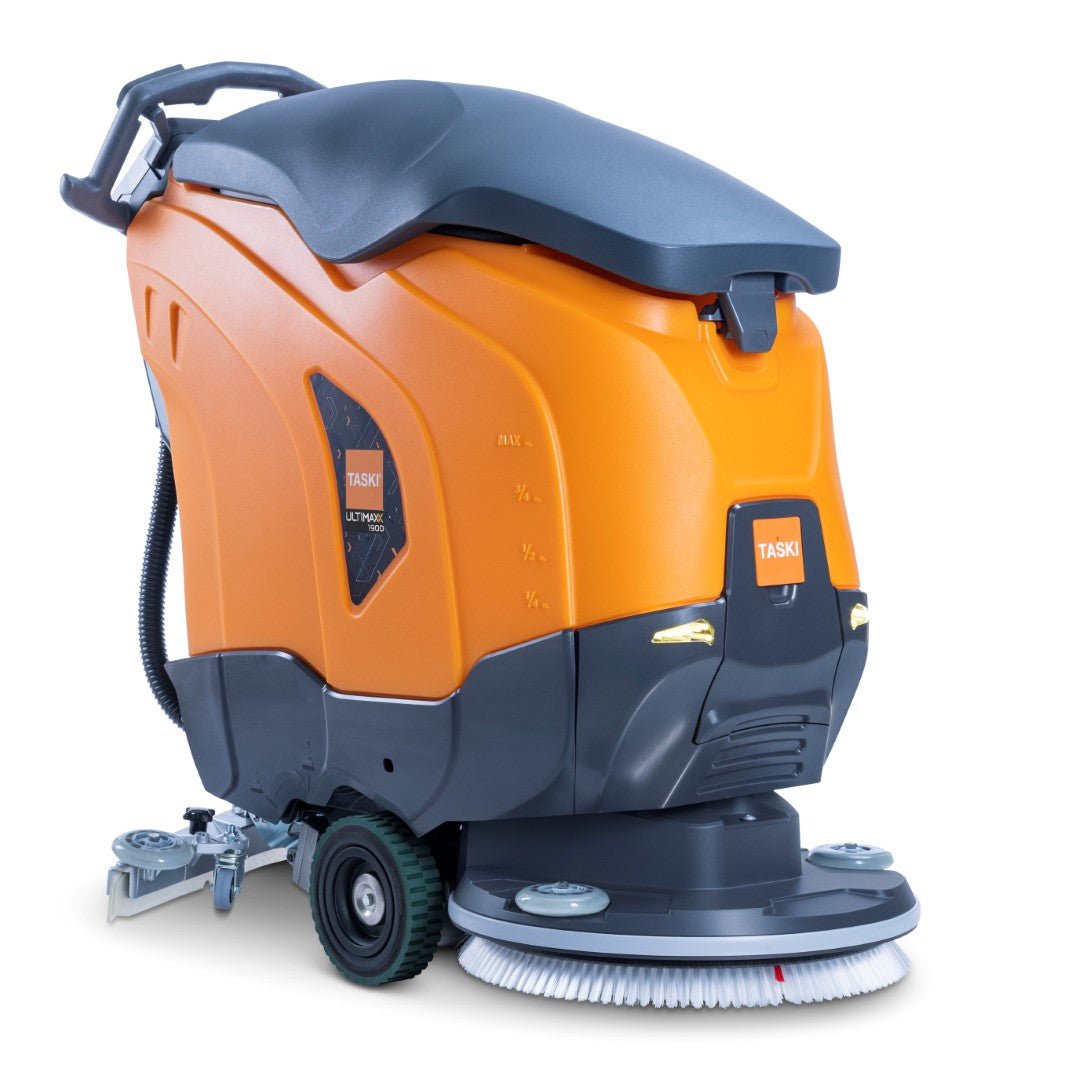 Η πορτοκαλί-μαύρη TASKI ULTIMAXX 1900 SD50 Performance μηχανή καθαρισμού της Diversey Deutschland GmbH & Co. OHG διαθέτει κίνηση τροχών, δεξαμενή 42 λίτρων και μονό δίσκο 50 εκ.· το branding είναι καλά ορατό στο περίβλημα.