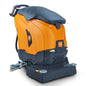 Η πορτοκαλί-γκρι TASKI ULTIMAXX 1900 RB65 Performance από την Diversey Deutschland GmbH & Co. OHG είναι μια μηχανή καθαρισμού επόμενης γενιάς με κίνηση στους τροχούς, διπλό κύλινδρο 65cm και δεξαμενή 42L για τρίψιμο και στέγνωμα μεγάλων επιφανειών δαπέδου.