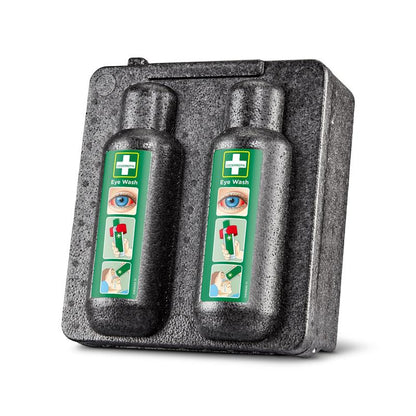 Η θερμοθήκη Orkla Wound Care AB για πλύσιμο ματιών 500x2 (1 συσκευασία) χωράει δύο μπουκάλια πλύσης ματιών με πράσινες ετικέτες με εικονογράμματα και προσφέρει ασφαλή αποθήκευση και γρήγορη πρόσβαση για πρώτες βοήθειες σε τραυματισμούς ματιών σε περιπτώσεις έκτακτης ανάγκης.