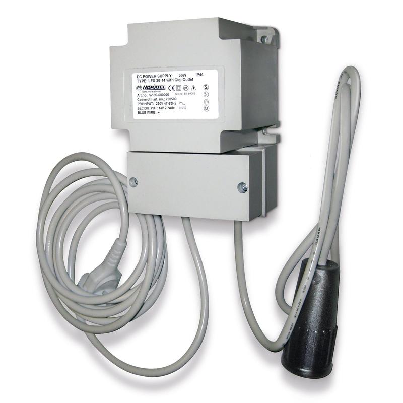 Το Orkla Wound Care AB Trafo 14,0 V DC για θερμοθάλαμο (REF 790400) είναι ένα τροφοδοτικό τοίχου με σταθερά καλώδια, μαύρο κυλινδρικό βύσμα και μια πινακίδα τύπου στο ορθογώνιο γκρι περίβλημα. Παρέχεται σε συσκευασία (χαρτοκιβώτιο).
