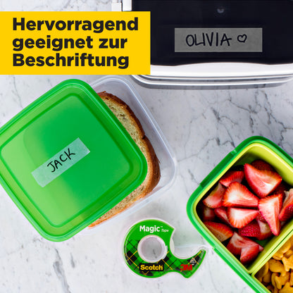 Auf einer weißen Fläche befinden sich beschriftete Sandwich- und Snackbehälter sowie eine Rolle Scotch® Magic™ Unsichtbares Klebeband 8-1925R3 von 3M Deutschland GmbH. Text: "Hervorragend geeignet zur Beschriftung.