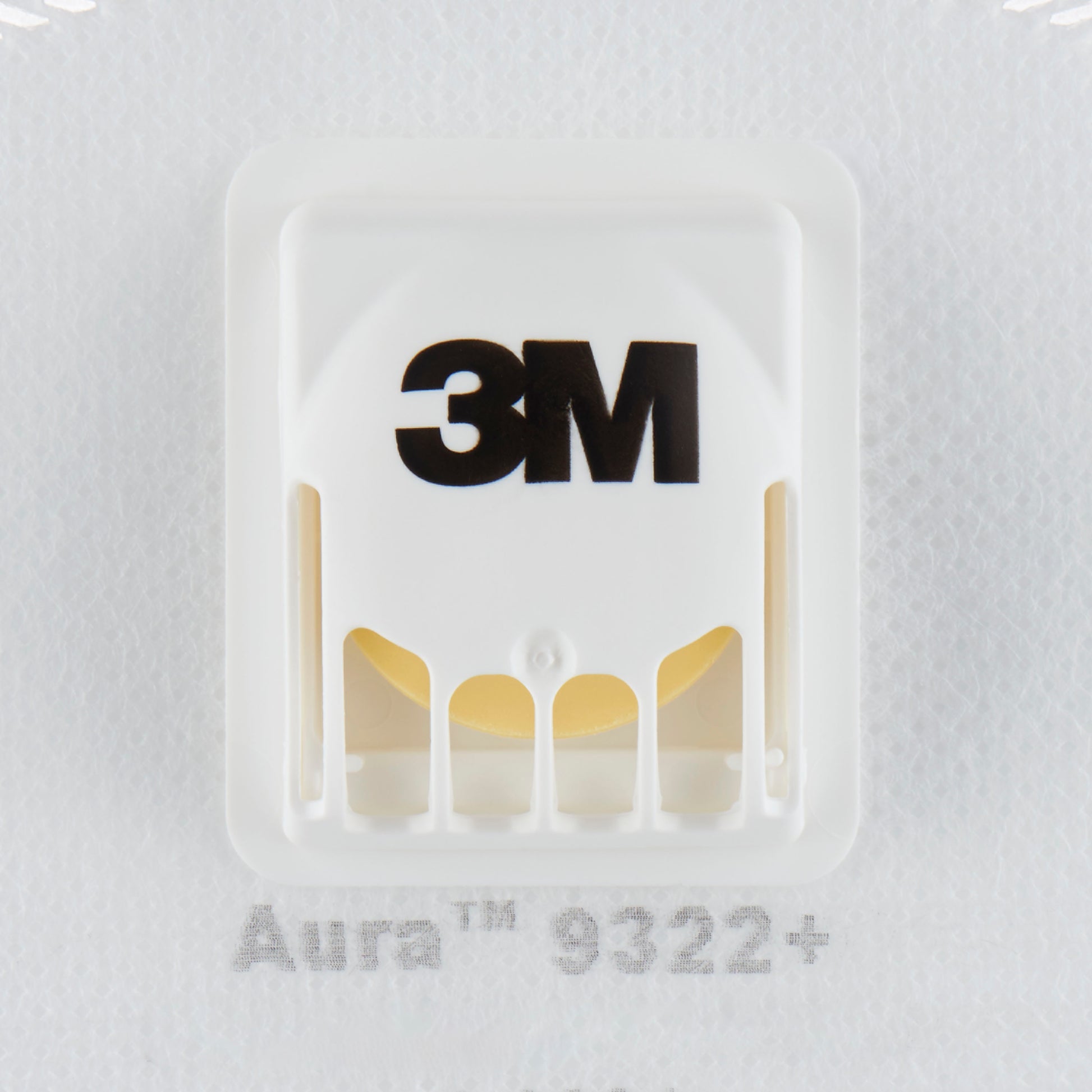 Die Nahaufnahme einer weißen 3M™ Aura™ Comfort Cool Flow™ Partikelmaske 9322+, FFP2, mit Ventil von 3M Deutschland GmbH zeigt das schwarze 3M-Logo, das belüftete Kunststoffventil und einen Teil der Modellbezeichnung unterhalb des Ventils.