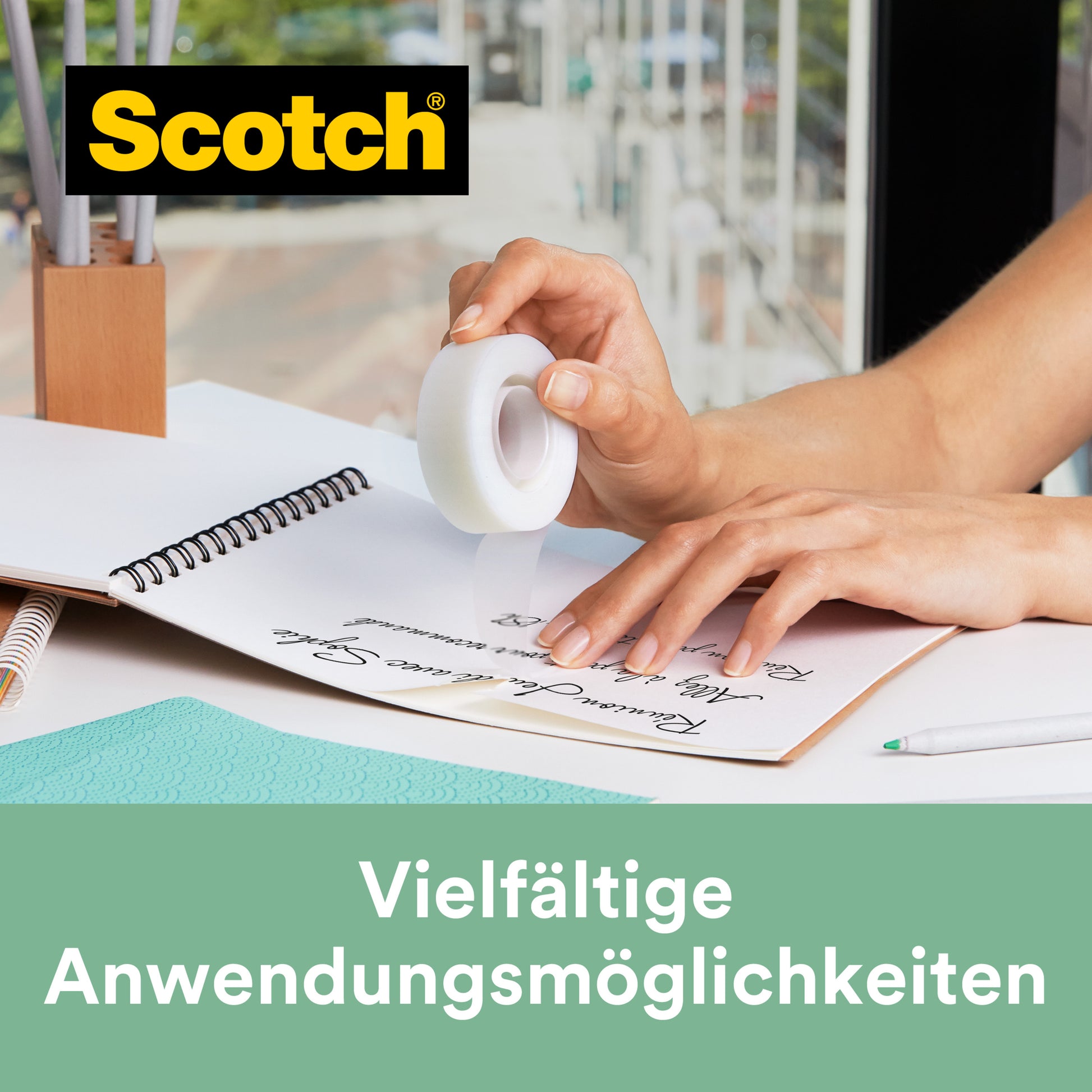Eine Person klebt eine Notiz mit Scotch® Magic™ Klebeband 900-1933-9 (19 mm x 33 m, 66% pflanzlicher Klebstoff) von 3M Deutschland GmbH auf Papier. Die Abbildung zeigt das Scotch-Logo und den deutschen Text: "Vielfältige Anwendungsmöglichkeiten.