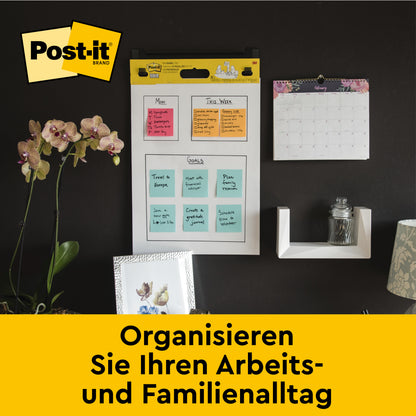 Ein Wandorganizer mit Post-it® Super Sticky selbsthaftendem Meeting Chart/Flipchart von 3M (58,4 x 50,8 cm, 20 Blatt/Block, inkl. Command™-Streifen), farbigen Notizen und Kalender erleichtert die Organisation von Arbeit & Familie.