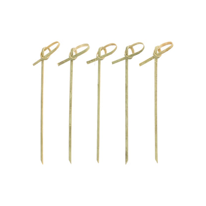 Πέντε PAPSTAR 40 Fingerfood - Picker „pure“ της PAPSTAR GmbH, με δεμένες θηλιές στην κορυφή, είναι τοποθετημένα κάθετα σε σειρά σε λευκό υπόβαθρο.