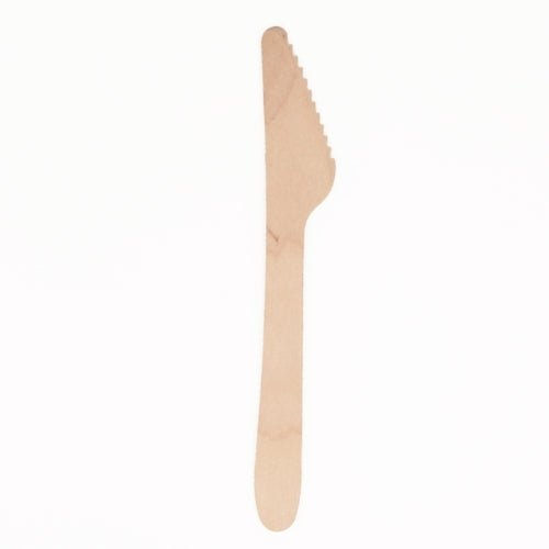 Ένα PAPSTAR ξύλινο μαχαίρι "pure" (16,5 cm), φιλικό προς το περιβάλλον και σταθερό, με οδοντωτή λεπίδα, βρίσκεται μπροστά σε λευκό φόντο. Η σακούλα περιέχει 25 τεμάχια.